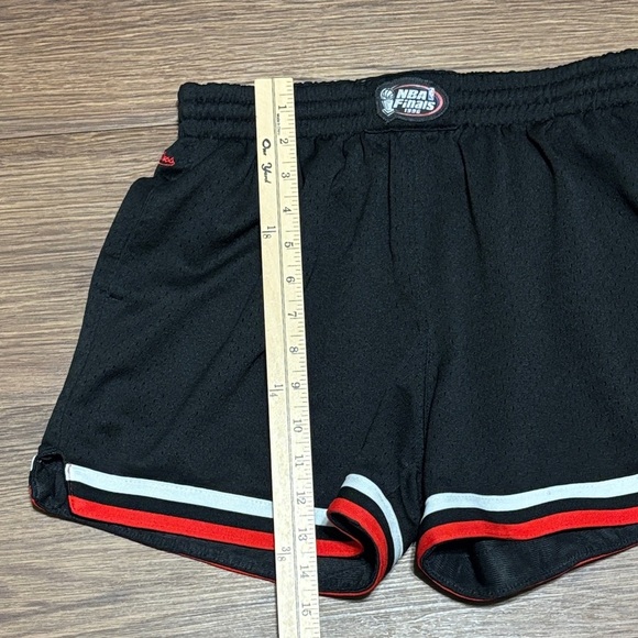 🔥🔥🔥Mitchell & Ness Men Chicago Bulls Retro Shorts – Size: Medium🔥🔥🔥 - Picture 7 of 9